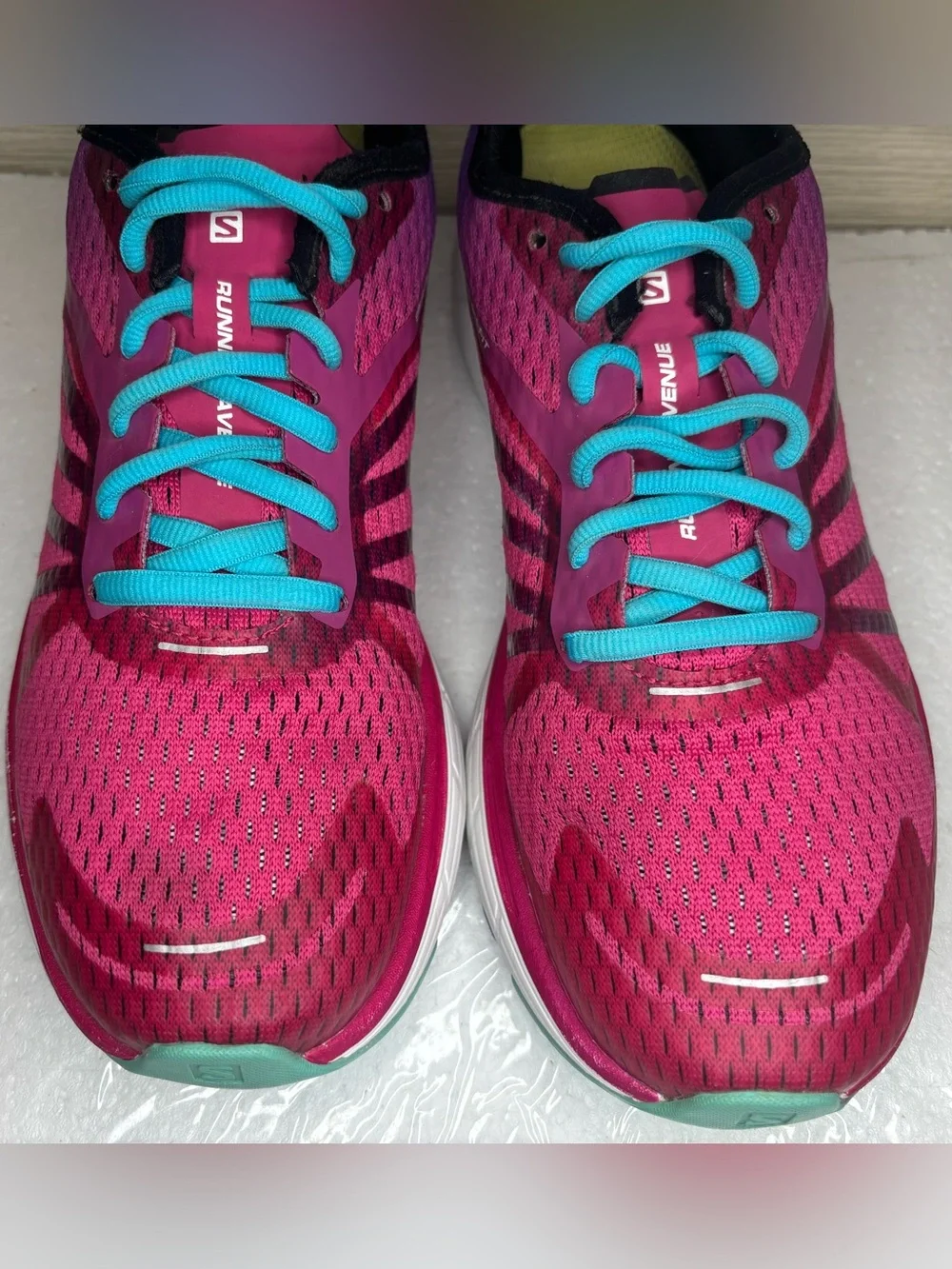 Salomon Women's Running Avenue Athletic Shoes with Turquoise Laces Size 8.5